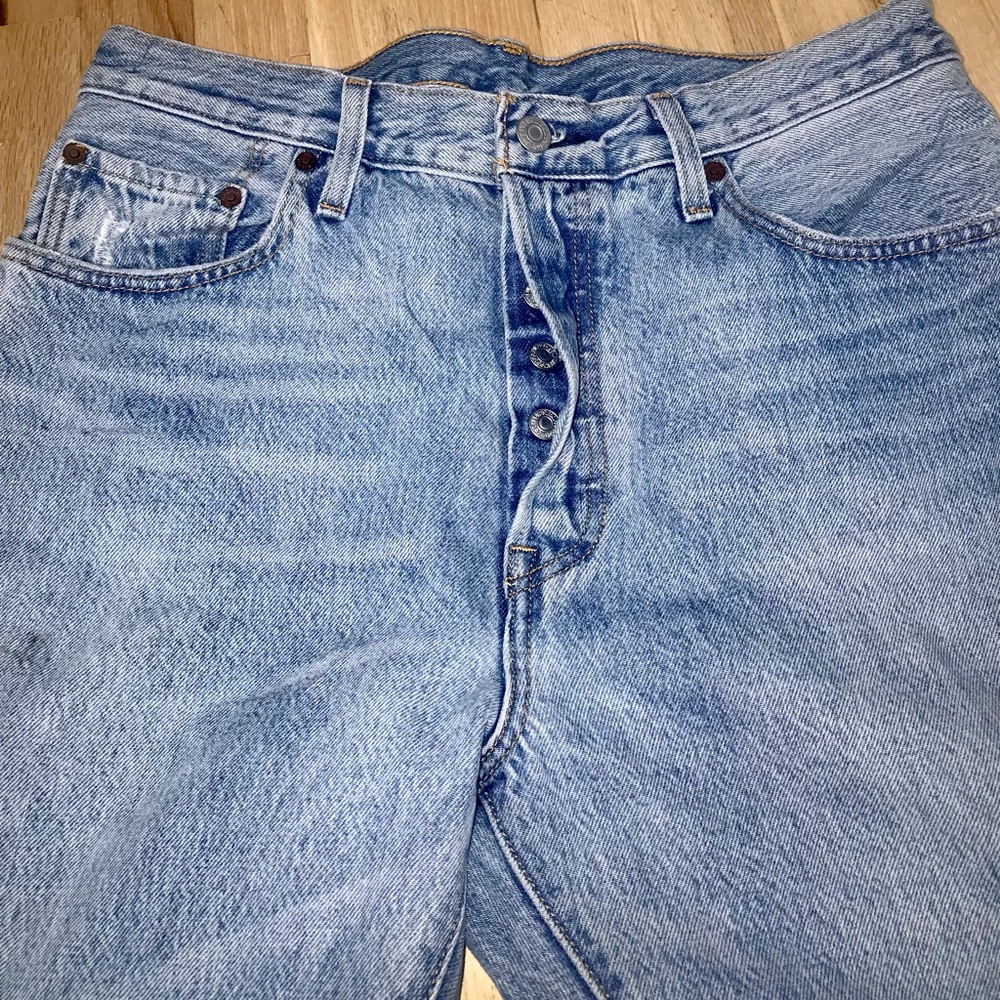 Vintage Levi’s 501. Size 31. Button Fly. Perfect mom jean/ wedgie/ Boyfriend fit